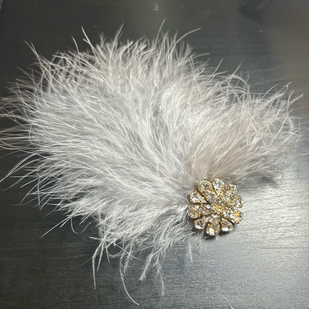 Elegant Grey Feathered Hair Clip with Rhinestone Detailing - Picture 1 of 3